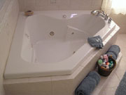 Jacuzzi bath in Amish Room